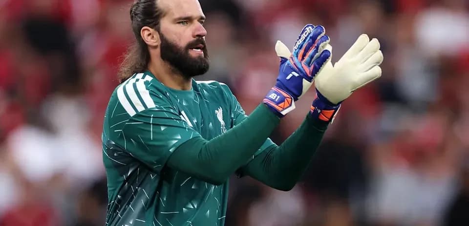 Portero aplaudiendo durante el partido de fútbol