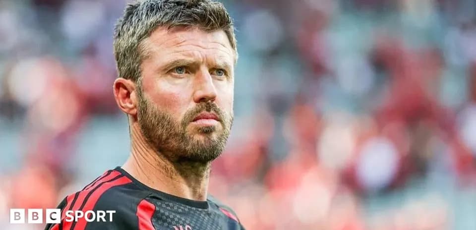 Entrenador observando durante un partido de fútbol