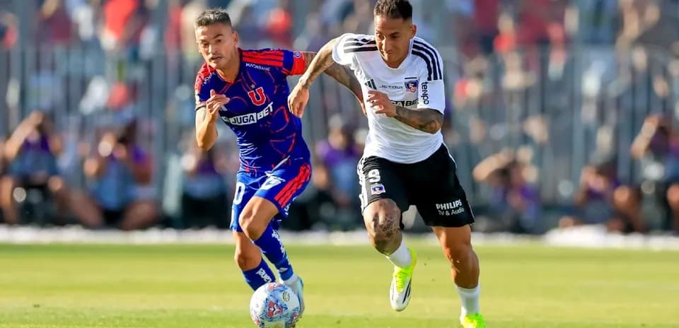 Jugadores de Universidad de Chile y Colo Colo en acción