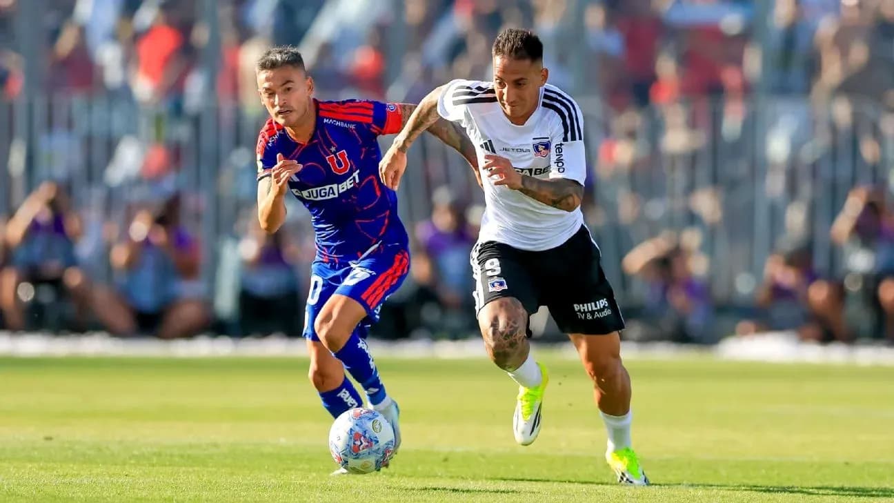 Jugadores de Universidad de Chile y Colo Colo en acción