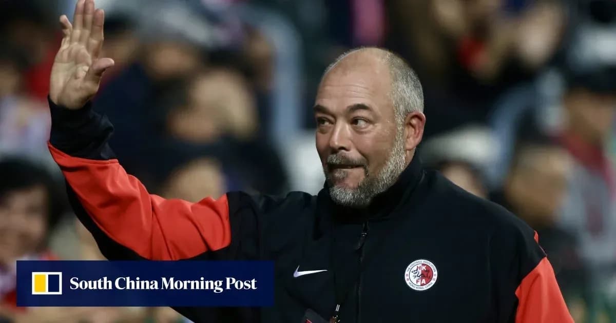Entrenador saludando durante un partido de fútbol