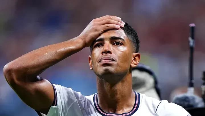 Jugador sosteniendo la cabeza durante el partido