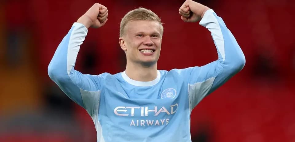 Jugador de Manchester City celebrando con los brazos en alto