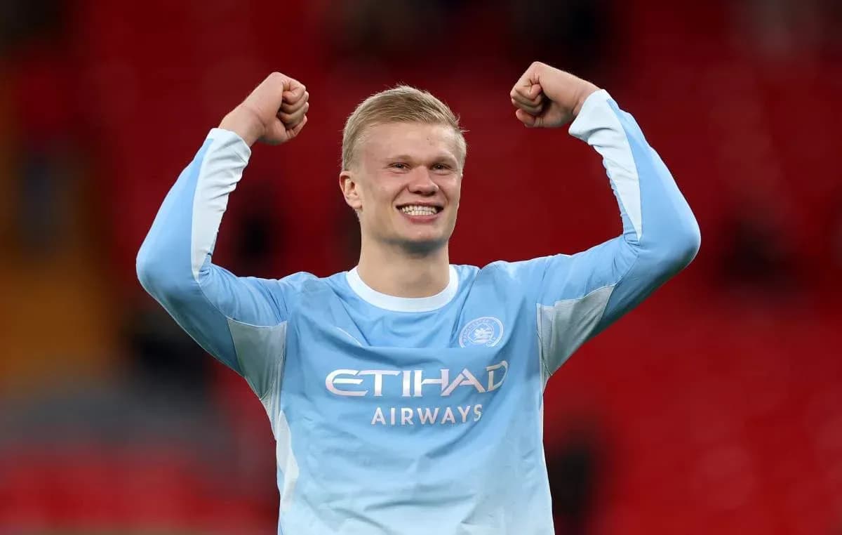 Jugador de Manchester City celebrando con los brazos en alto