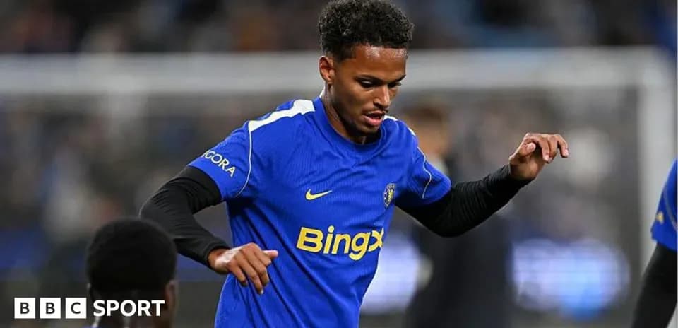 Jugador entrenando en el campo con uniforme azul
