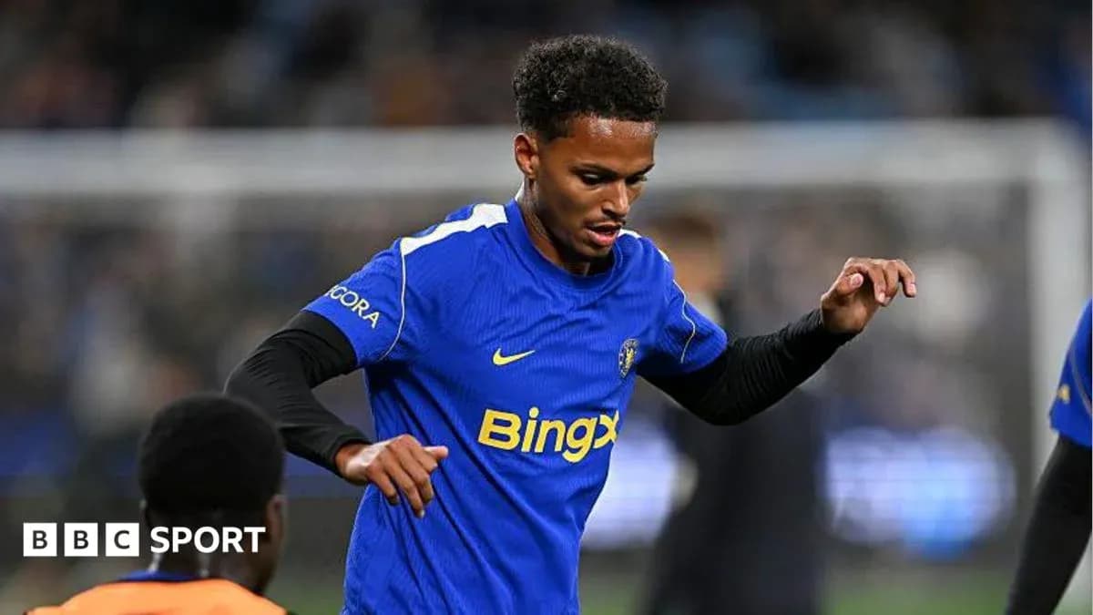 Jugador entrenando en el campo con uniforme azul