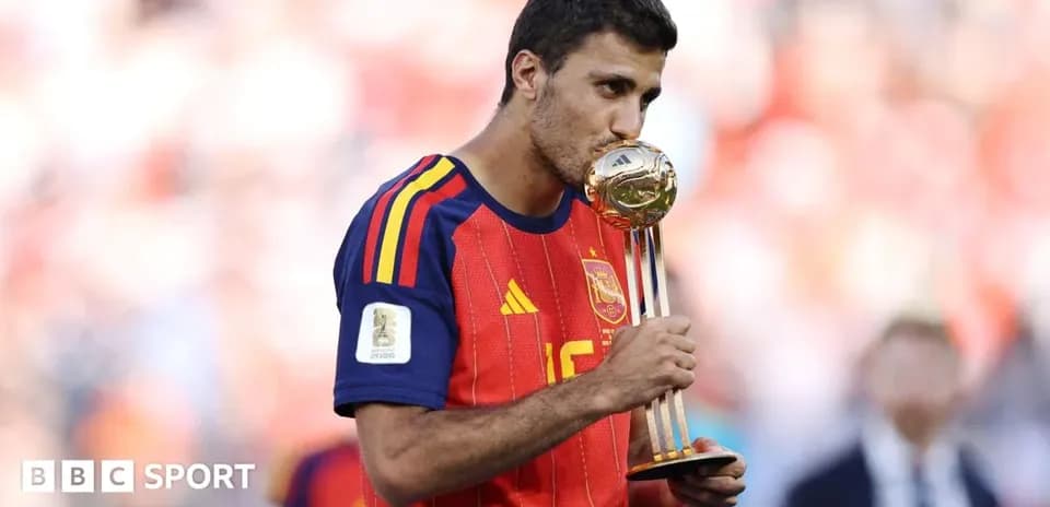 Jugador de España besando el trofeo de la Copa del Mundo