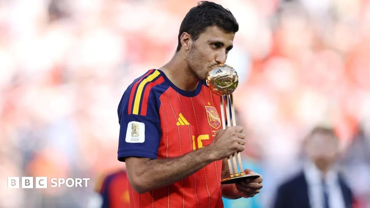 Jugador de España besando el trofeo de la Copa del Mundo
