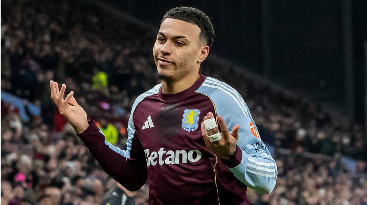 Jugador de Aston Villa gesticulando en el campo