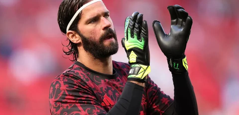 Portero con guantes calentando antes del partido