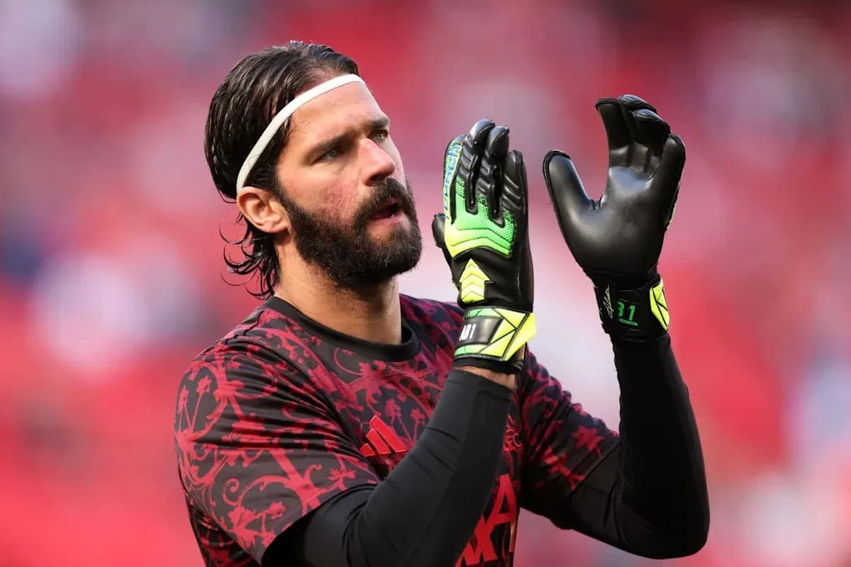 Portero con guantes calentando antes del partido