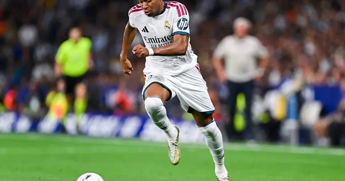 Jugador de Real Madrid corriendo con el balón