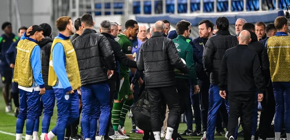 Jugadores y entrenadores en el banquillo durante el partido