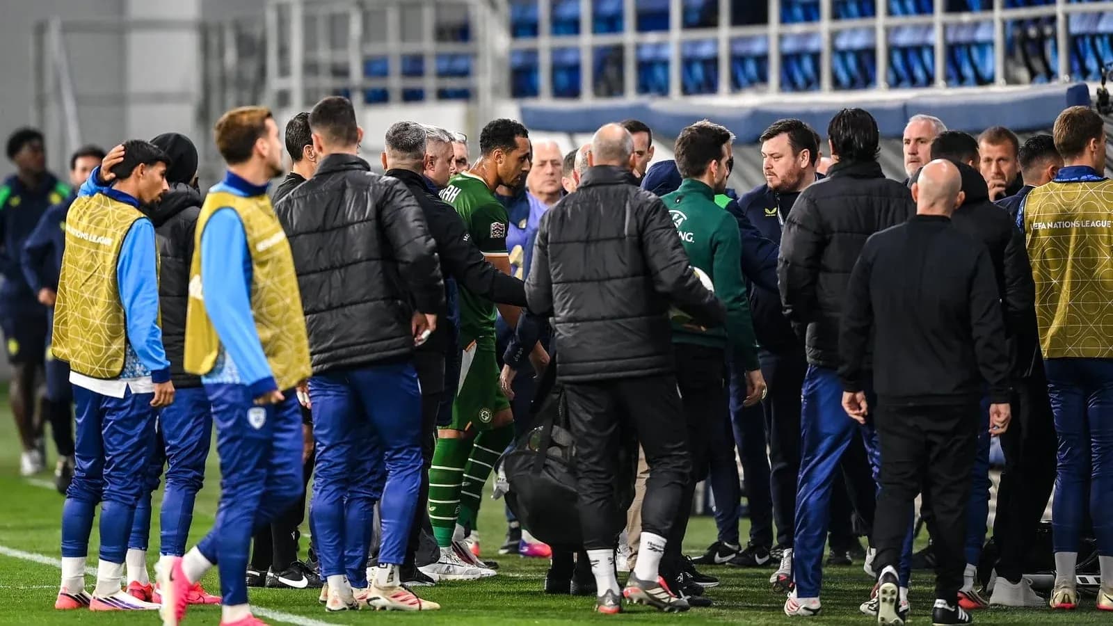 Jugadores y entrenadores en el banquillo durante el partido