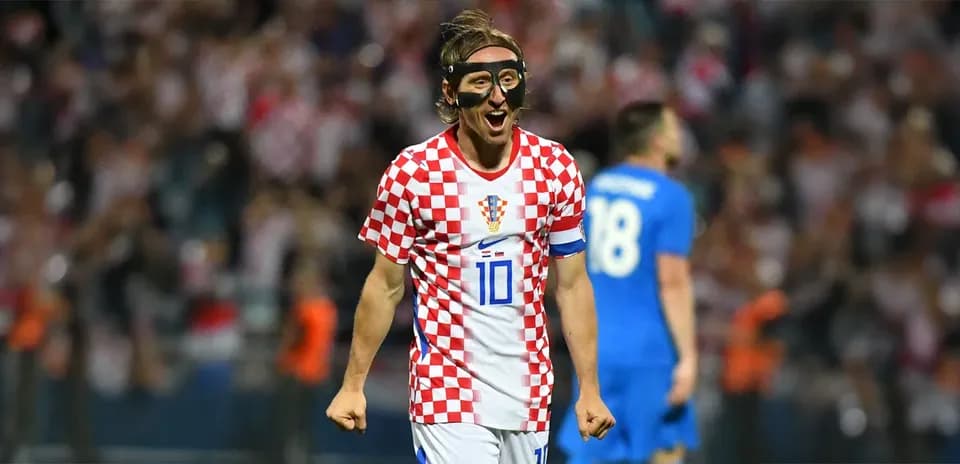 Jugador croata celebrando con camiseta de cuadros