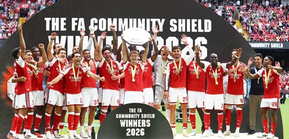 Equipo Arsenal celebrando victoria en FA Community Shield 2026