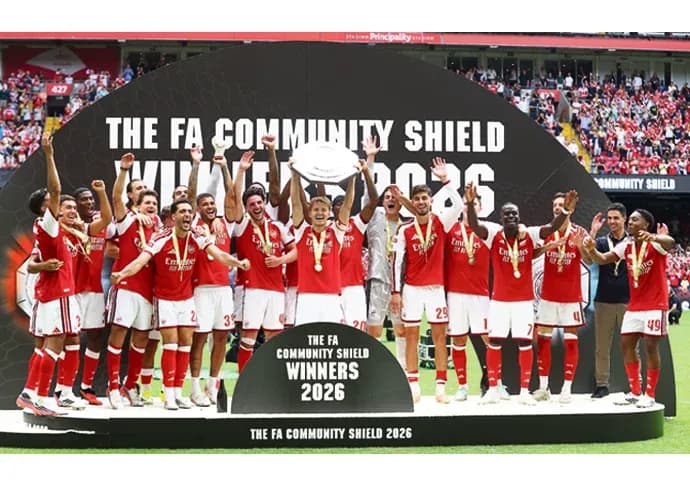 Equipo Arsenal celebrando victoria en FA Community Shield 2026