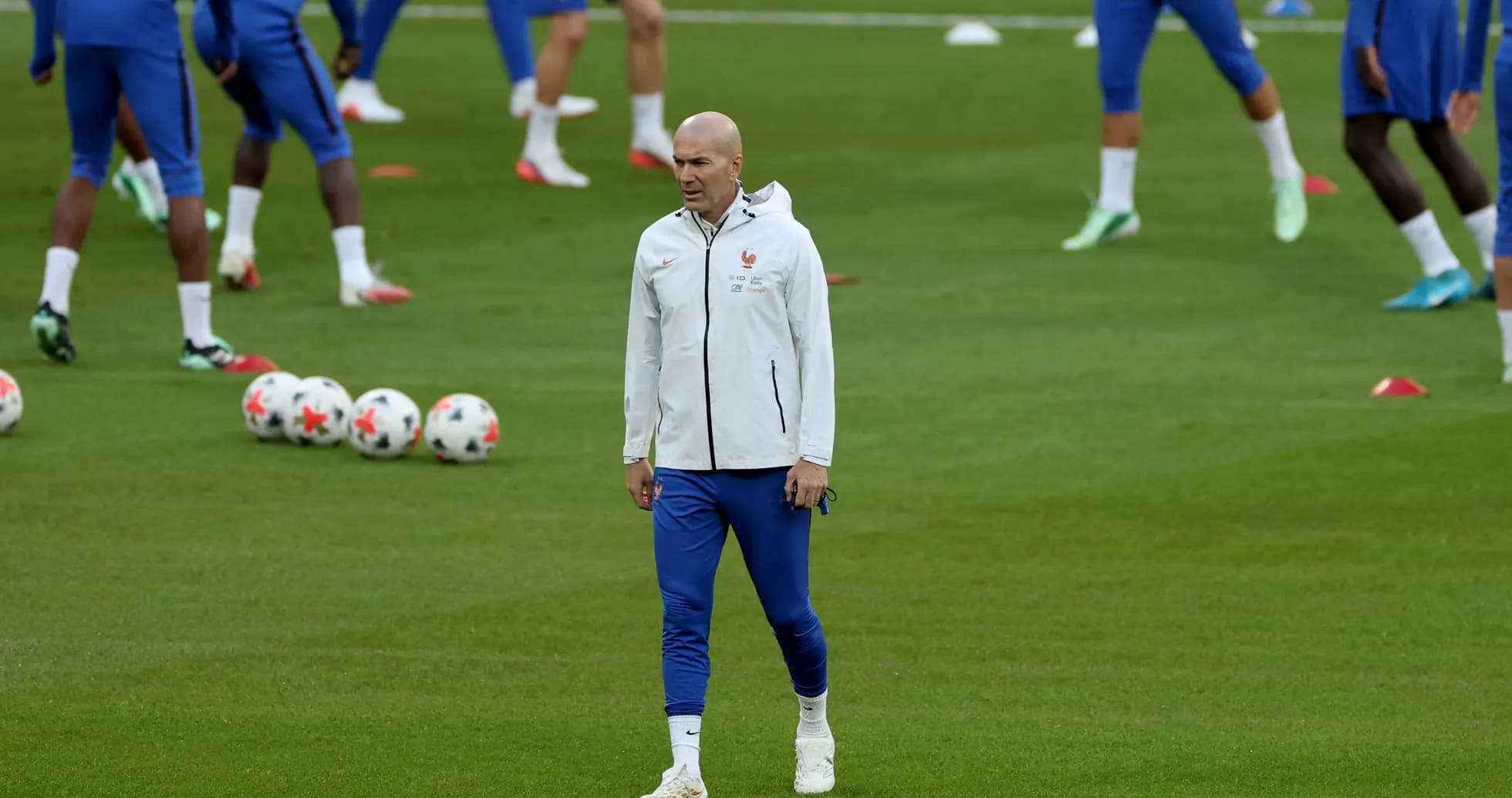 Entrenador dirigiendo entrenamiento de la selección francesa