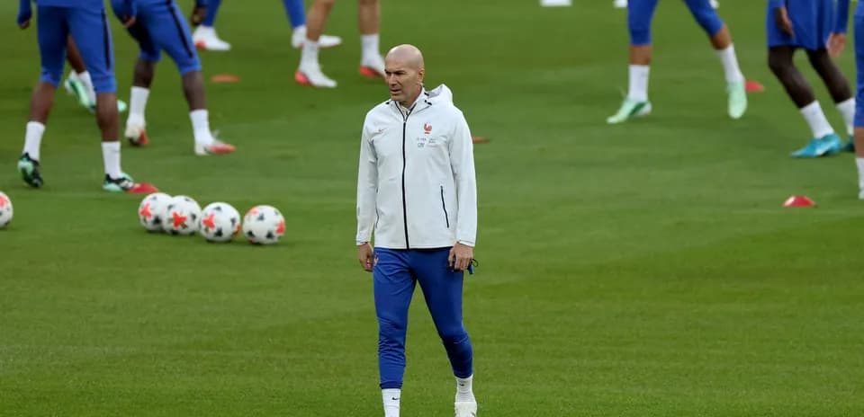 Entrenador dirigiendo entrenamiento de la selección francesa