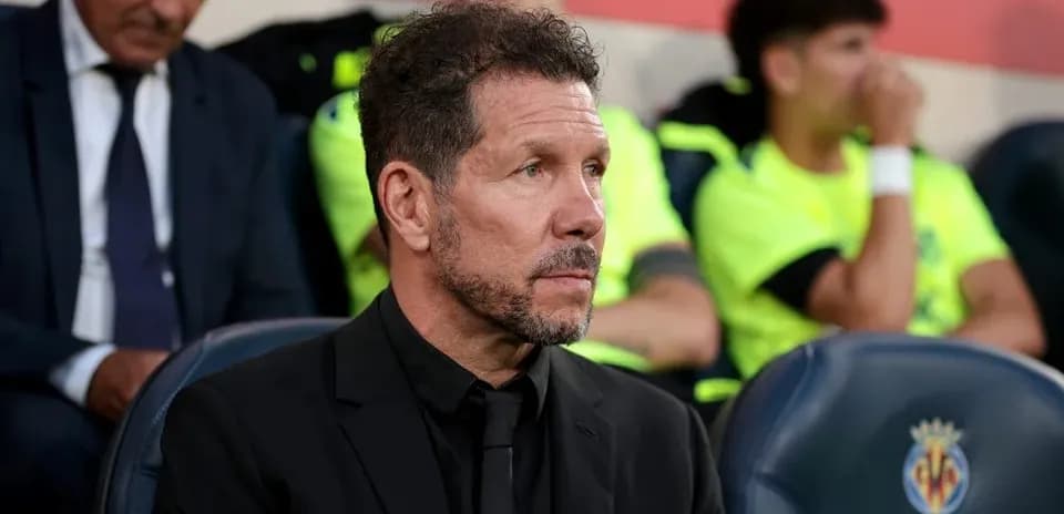 Entrenador sentado en el banquillo durante partido