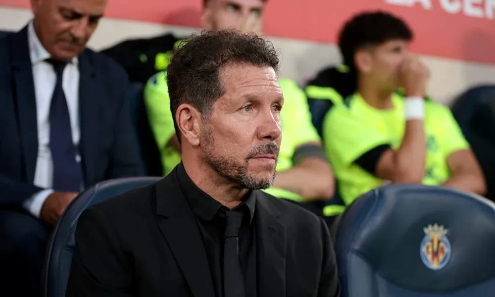 Entrenador sentado en el banquillo durante partido