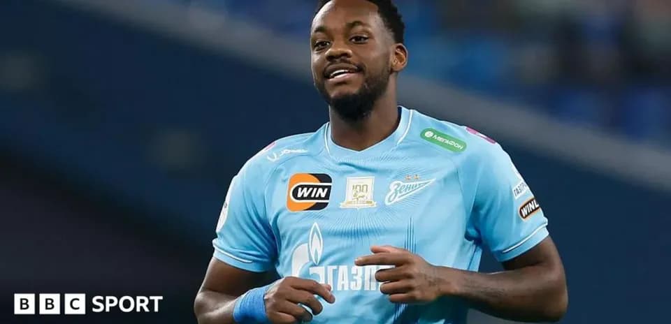Jugador de Zenit celebrando en el campo de fútbol