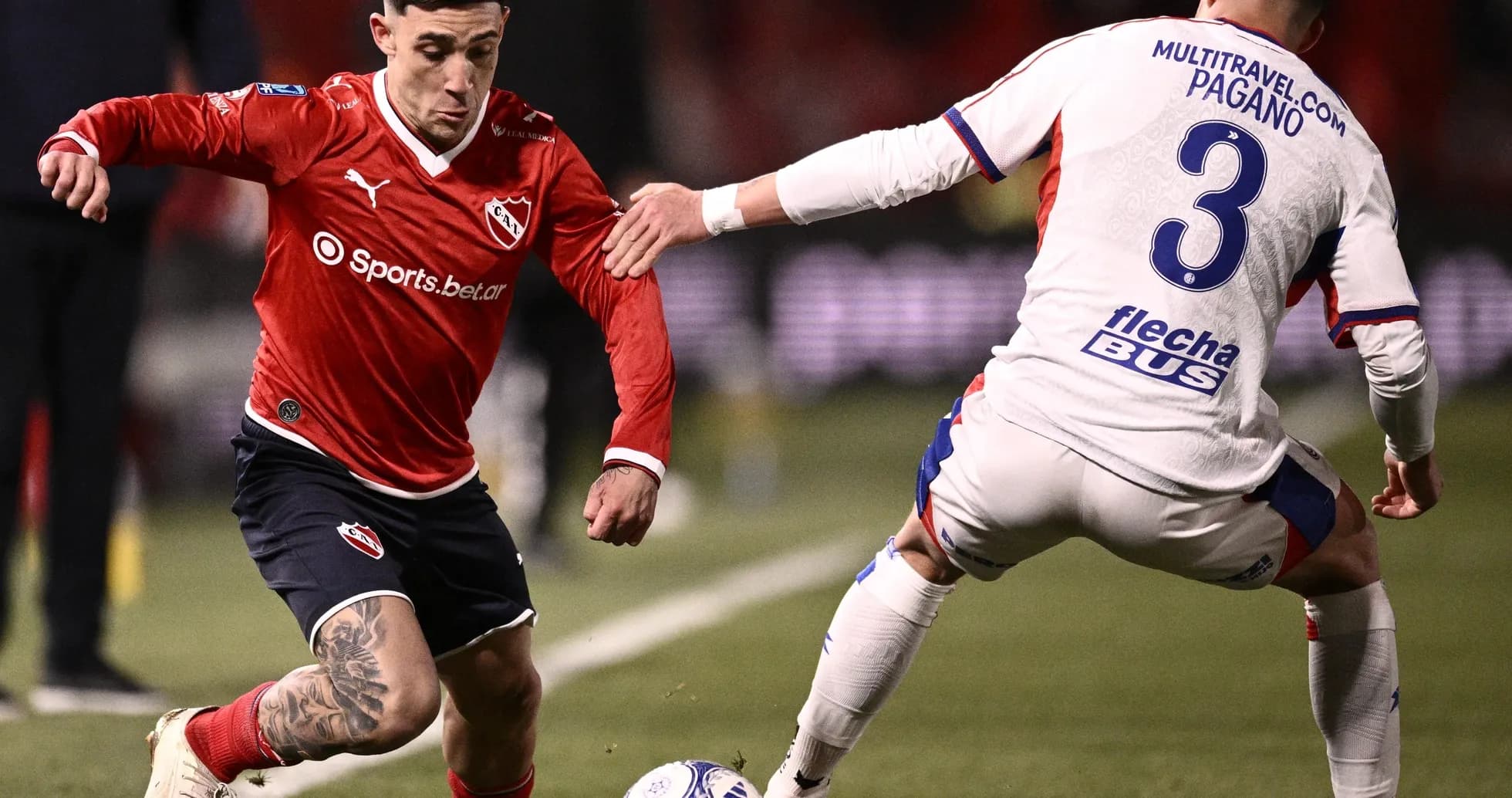 Jugador de Independiente driblando a defensor de Unión