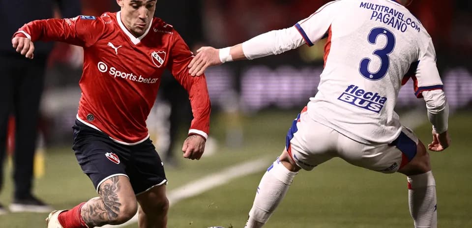 Jugador de Independiente driblando a defensor de Unión
