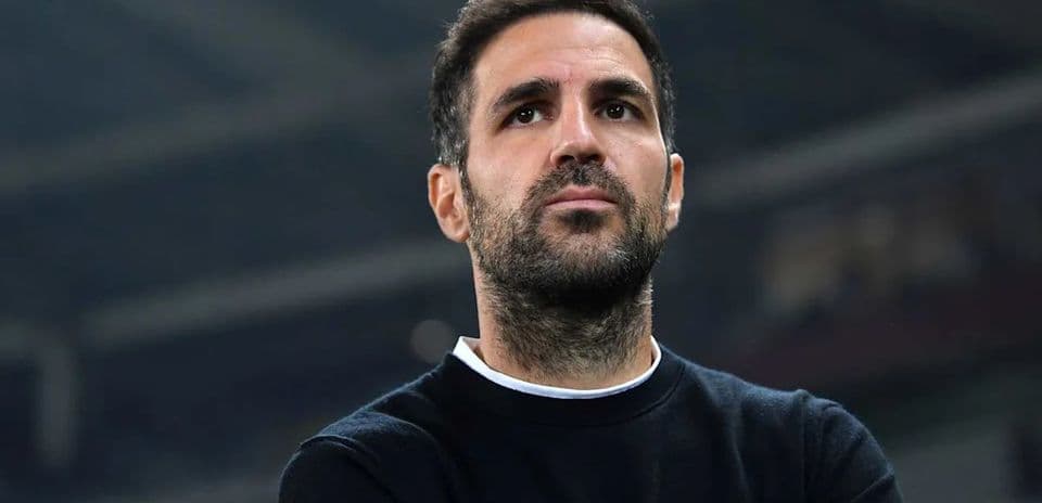 Hombre observando desde la línea de banda