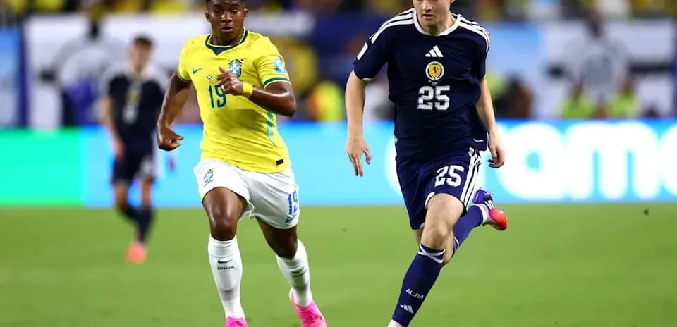 Jugadores de Brasil y Escocia corriendo tras el balón