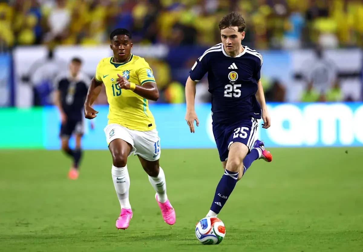 Jugadores de Brasil y Escocia corriendo tras el balón