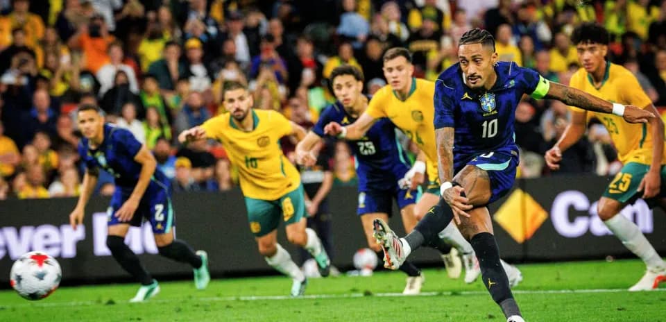 Jugador de Brasil ejecutando un penalti contra Australia
