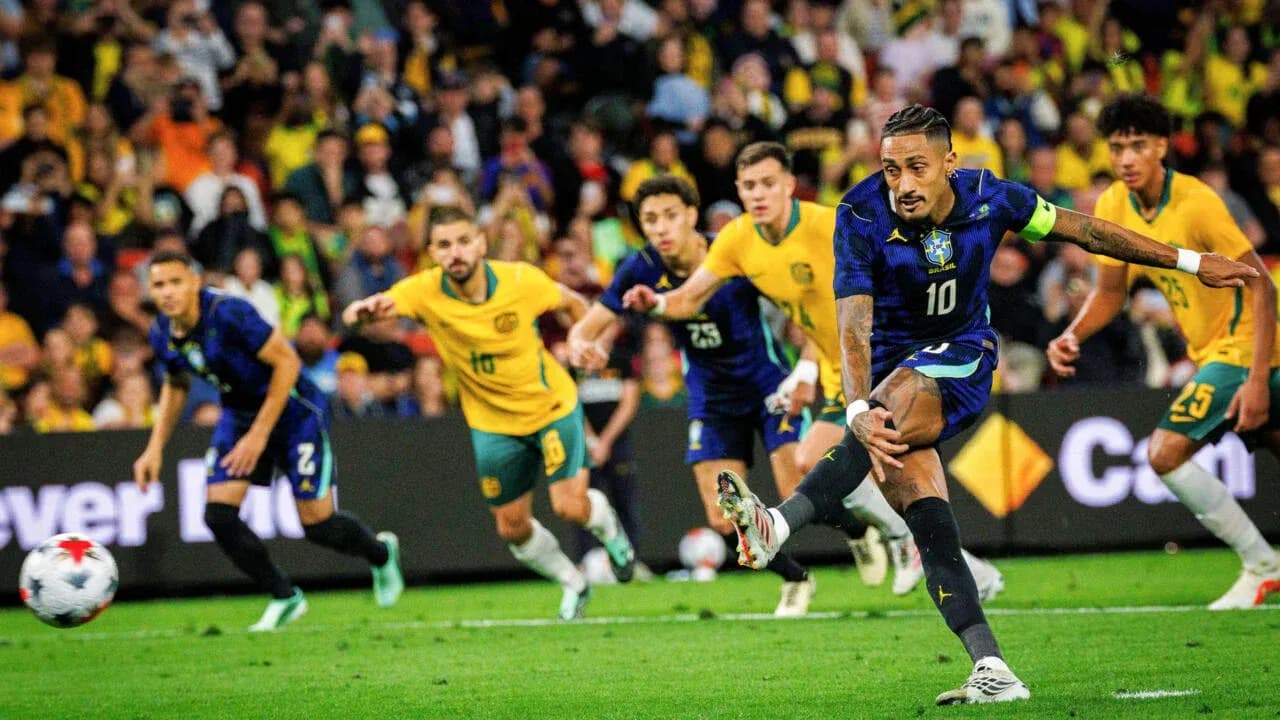 Jugador de Brasil ejecutando un penalti contra Australia