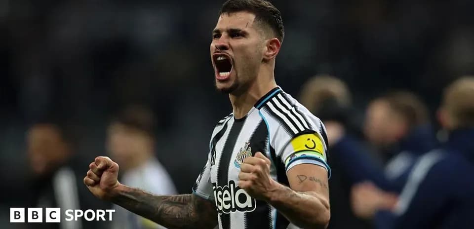Jugador de Newcastle celebrando con el puño en alto