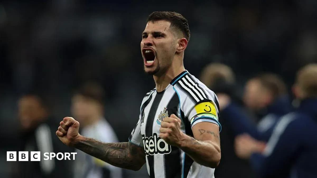 Jugador de Newcastle celebrando con el puño en alto