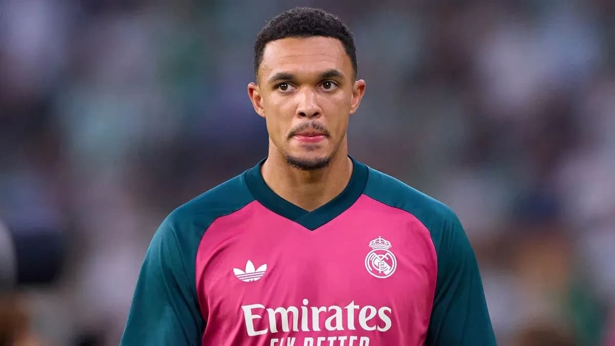Portero de Real Madrid en uniforme rosa durante partido