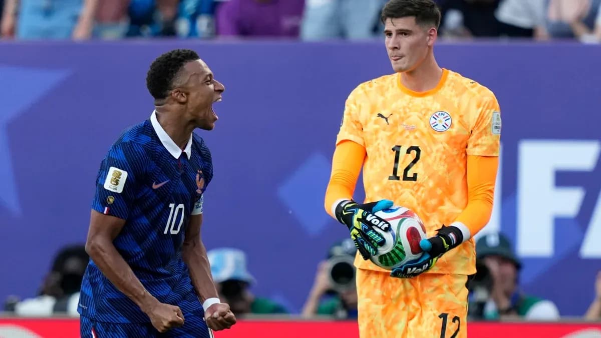 Jugador francés celebrando mientras portero paraguayo sostiene balón