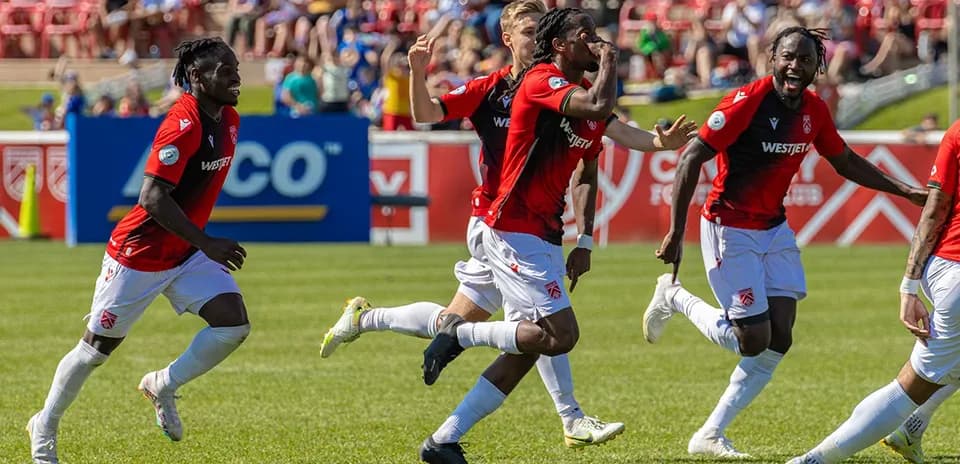 Jugadores de Cavalry FC celebrando un gol