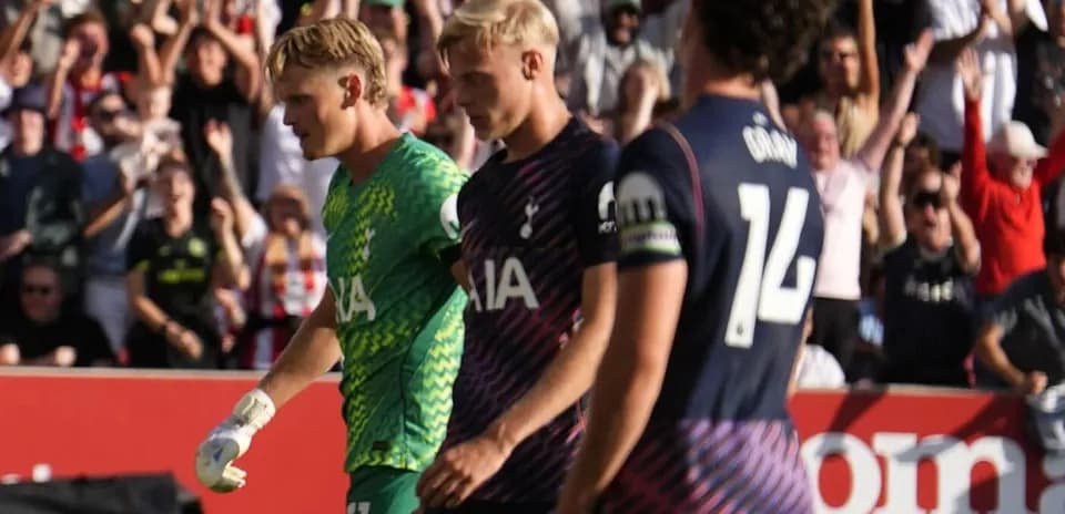 Jugadores de Tottenham caminando tras un gol recibido