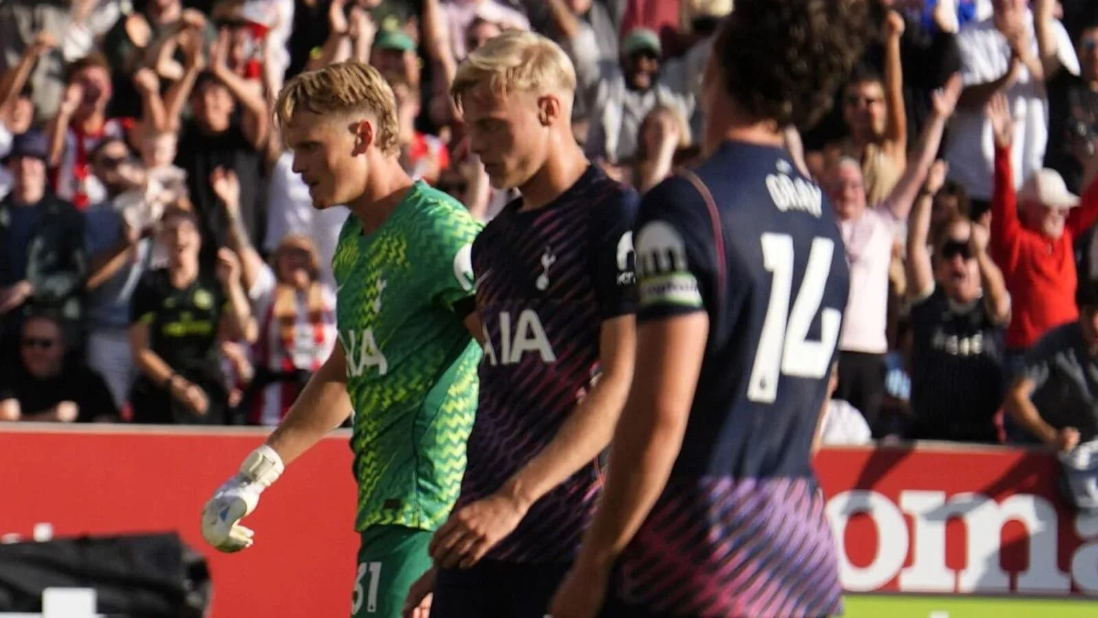 Jugadores de Tottenham caminando tras un gol recibido