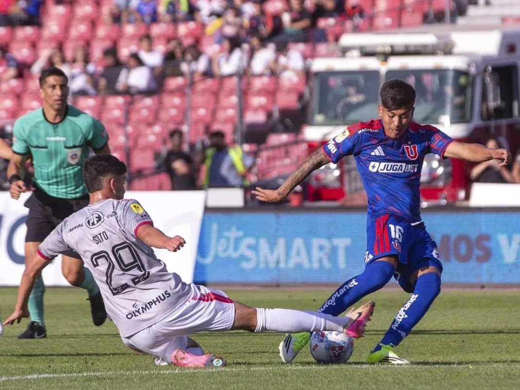 Jugador de Universidad de Chile desafiando a Sito