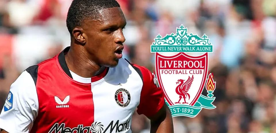 Jugador de Feyenoord corriendo con logo de Liverpool
