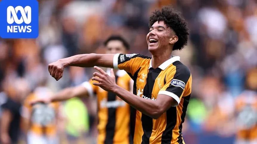 Jugador celebrando un gol con brazos extendidos