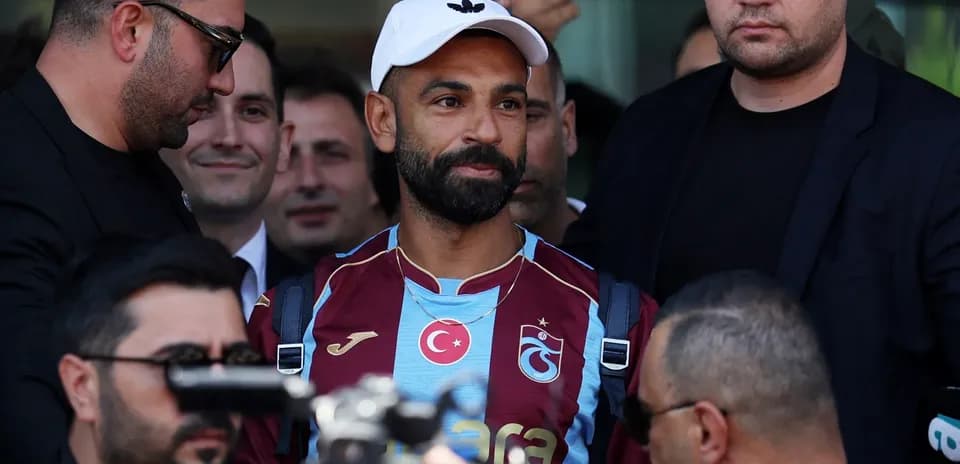 Jugador de Trabzonspor rodeado de seguridad y medios