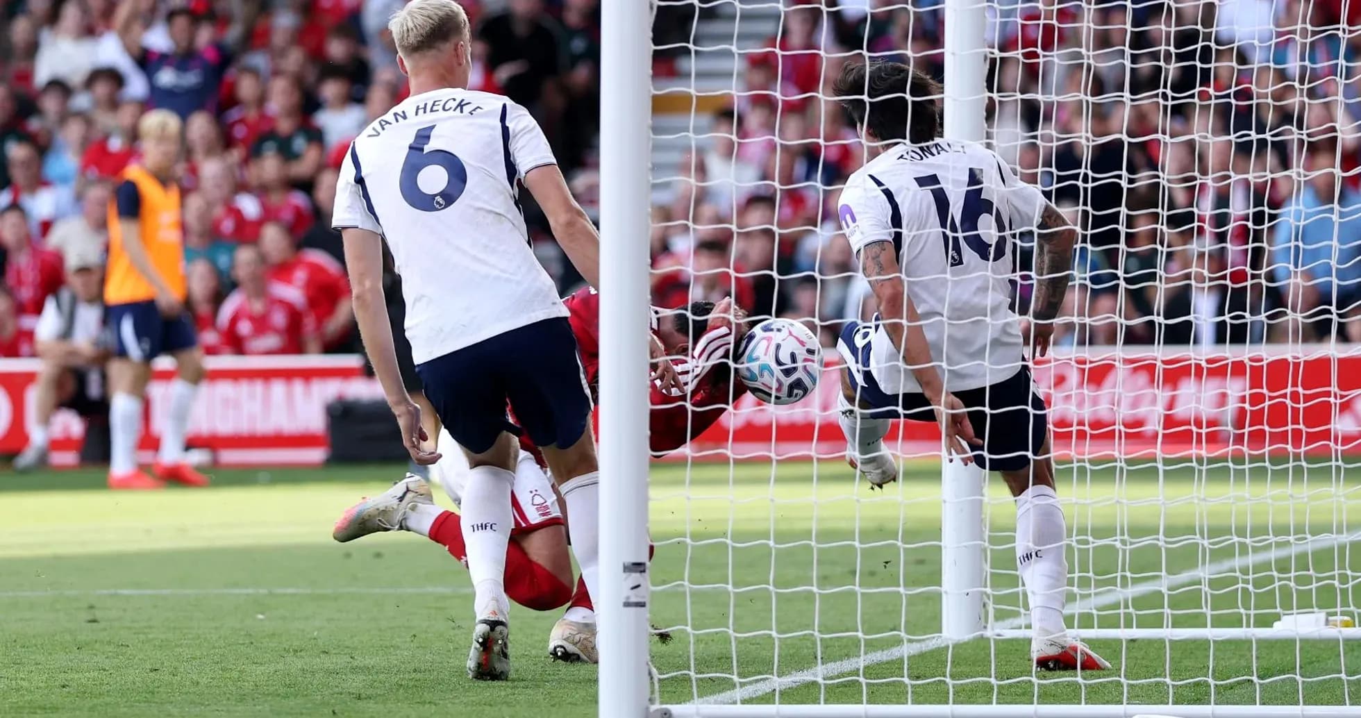 Gol de Nottingham Forest en partido contra Tottenham