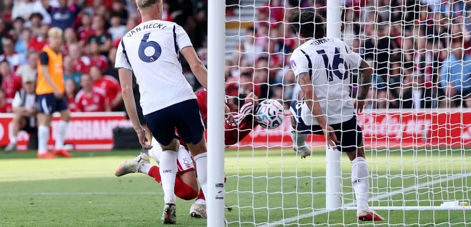 Gol de Nottingham Forest en partido contra Tottenham