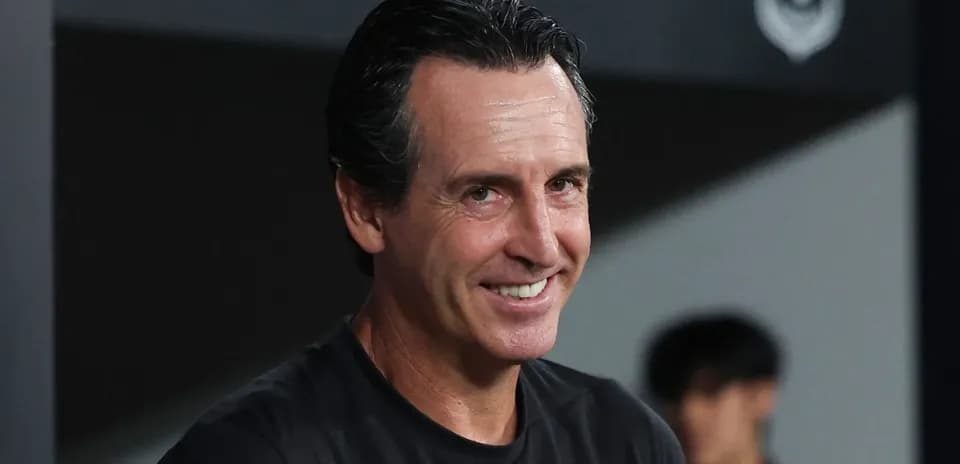 Entrenador sonriendo durante un partido