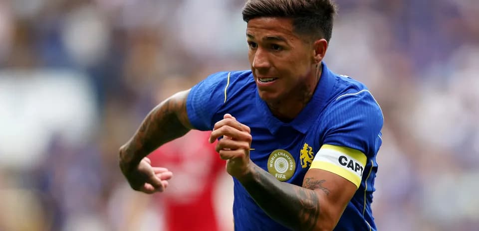 Jugador corriendo con camiseta de Chelsea y banda de capitán