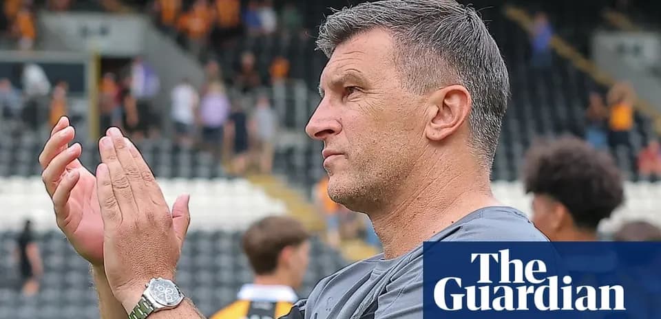 Entrenador aplaudiendo a la afición en el estadio