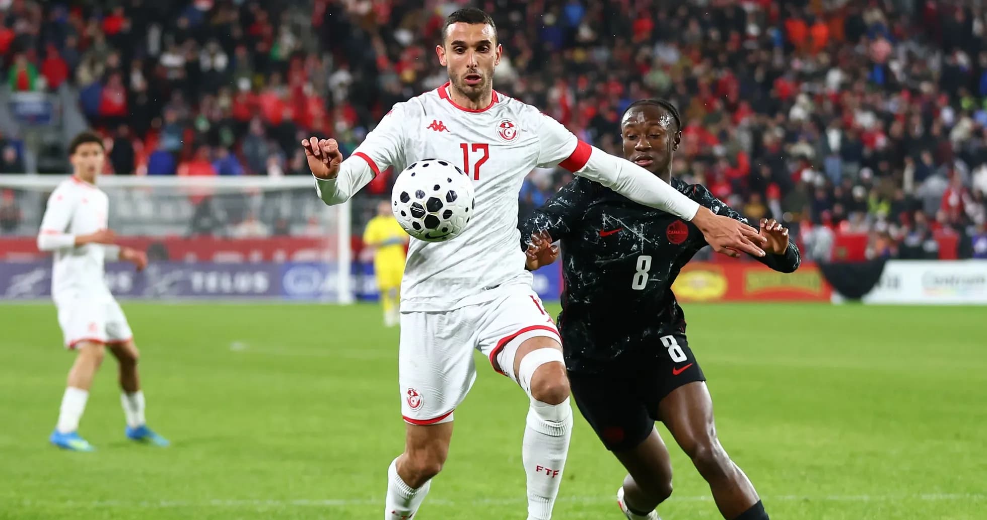 Jugador tunecino controlando el balón en partido